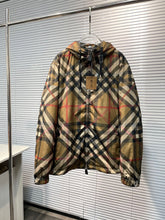 Load image into Gallery viewer, Berry windbrekaer 2023
